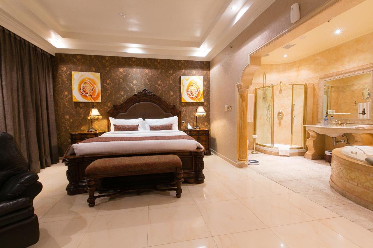 Victoria Crown Plaza Hotel Lagos Exterior photo